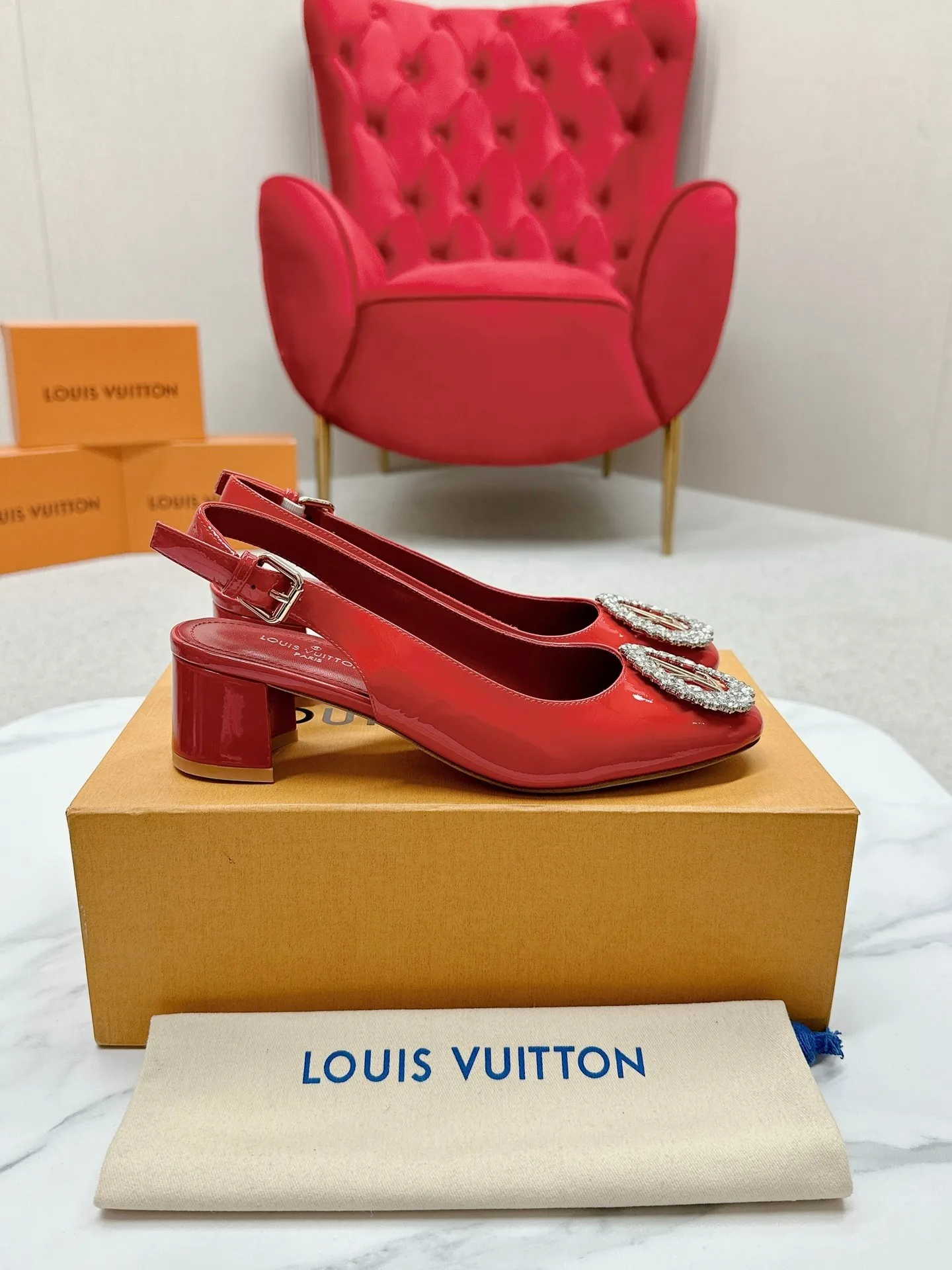 👟👟Ex-factory price 580👟👟 👑 Lv shoes This Urban Twist women's shoe is a stylish upgrade to the classic stiletto style. It is made of smooth calfskin upper with a bright silver metal toe and is engraved with the LV Circle logo, highlighting the Louis Vuitton brand characteristics. Detailed features: Calfskin material Lining: Imported full-grain sheepskin Foot pads: Imported full-grain sheepskin sole Italian genuine leather sole Heel height Two height sizes: 34-40 (34.40.41 customization is not returnable)